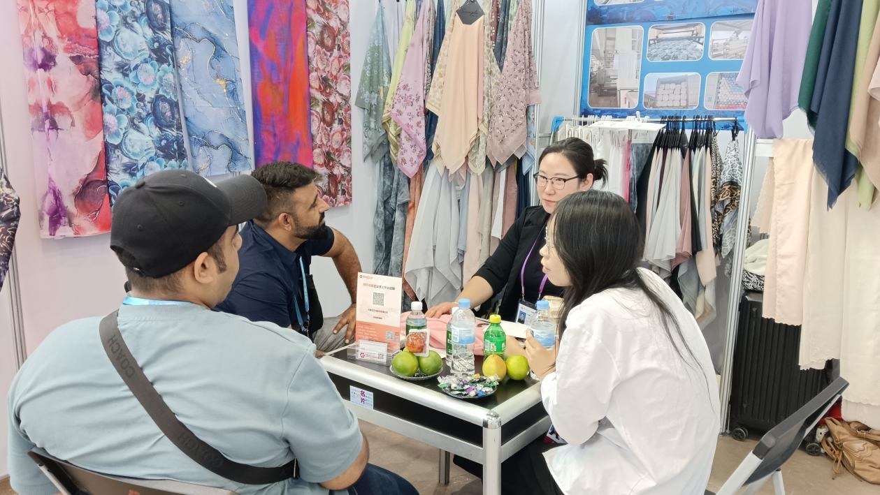 Jinlai Textile Dazzles at Canton Fair: Innovative Tie-Dye Fabric Captivates Global Buyers