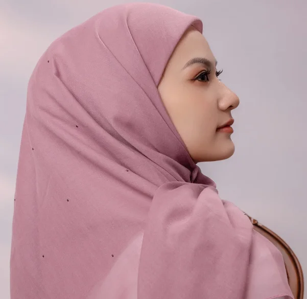 hijab with diamond.webp