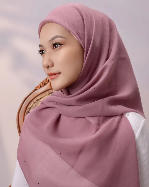 hijab with diamond.webp